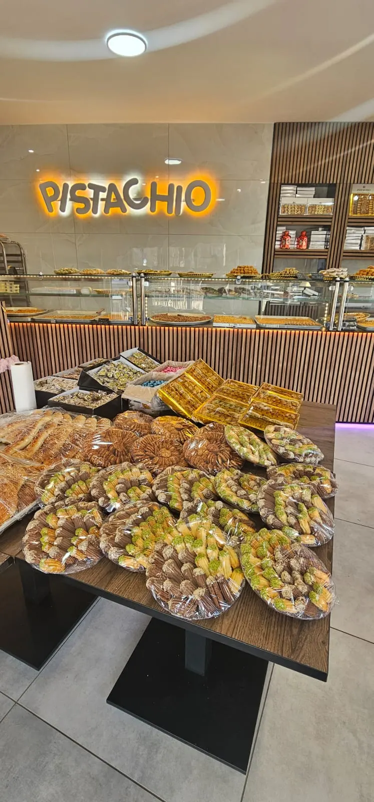 Frische orientalische Süßigkeiten in der Auslage des Pistachio Café